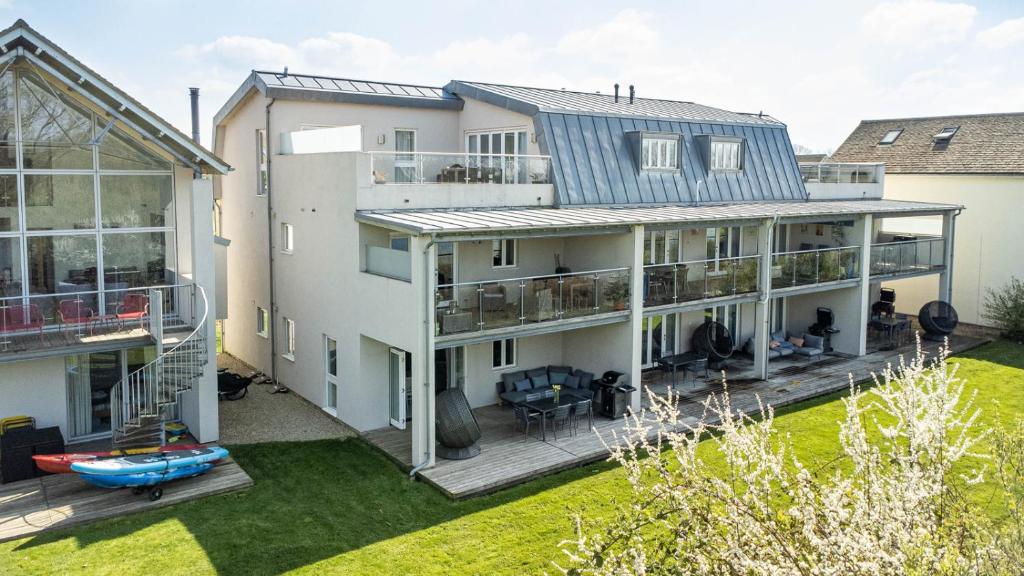 une vue aérienne d'une maison avec une cour dans l'établissement Luxury property with spa access on a nature reserve Damselfly HM105, à Somerford Keynes