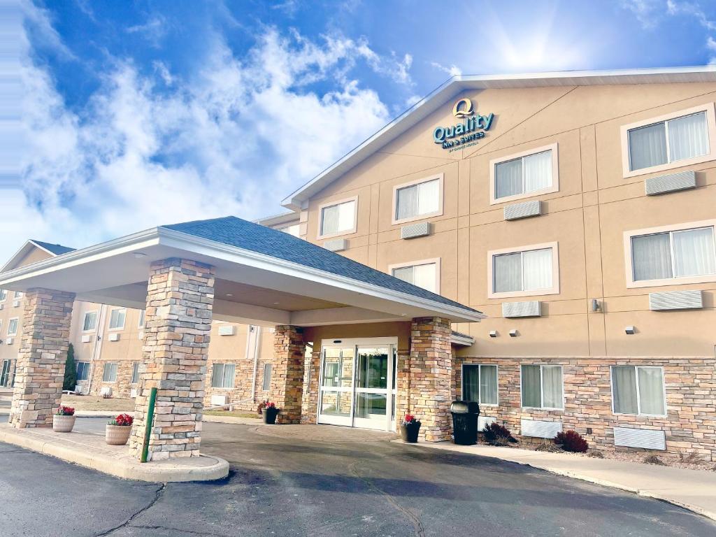 uma representação de um hotel de estalagem de férias em Quality Inn & Suites Wisconsin Dells Downtown - Waterparks Area em Wisconsin Dells