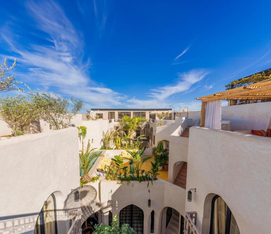 una vista aérea de un edificio blanco en Riad XO, en Marrakech