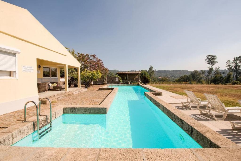 5 bedrooms chalet with private pool and wifi at Sao Pedro do Sul tesisinde veya buraya yakın yüzme havuzu