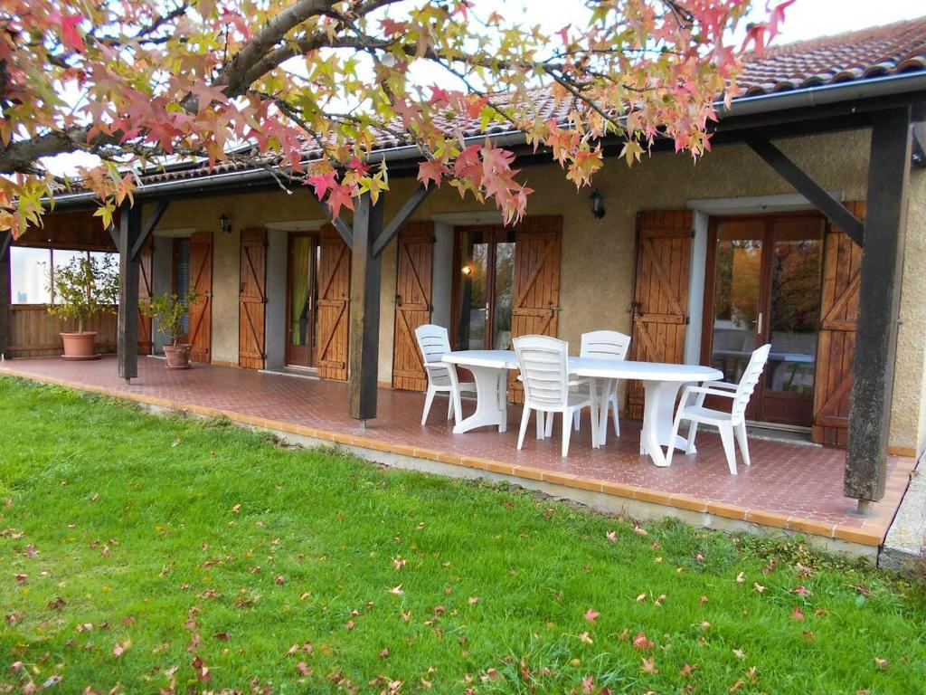 uma mesa branca e cadeiras num pátio em Villa de 3 chambres avec piscine privee terrasse et wifi a Landorthe em Landorthe
