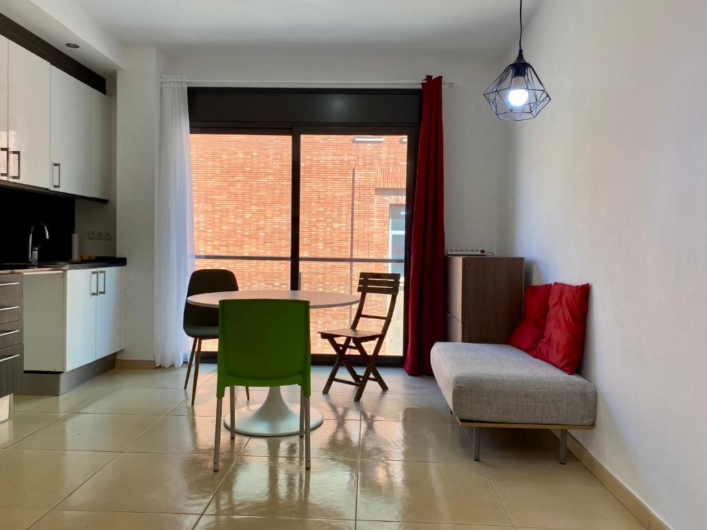 a kitchen and living room with a table and chairs at Estancias mensuales Terrassa in Terrassa