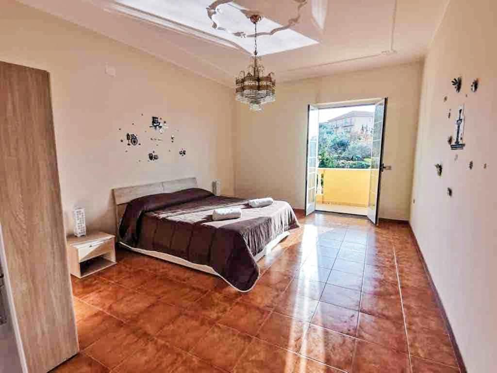 布里亞蒂科的住宿－Natural House，一间卧室设有一张大床,铺有木地板