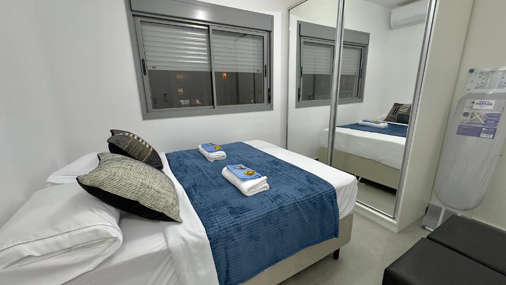 Pokój szpitalny z łóżkiem i lustrem w obiekcie 056 - Rentaqui Apartamento Jardim Park Side w São Paulo