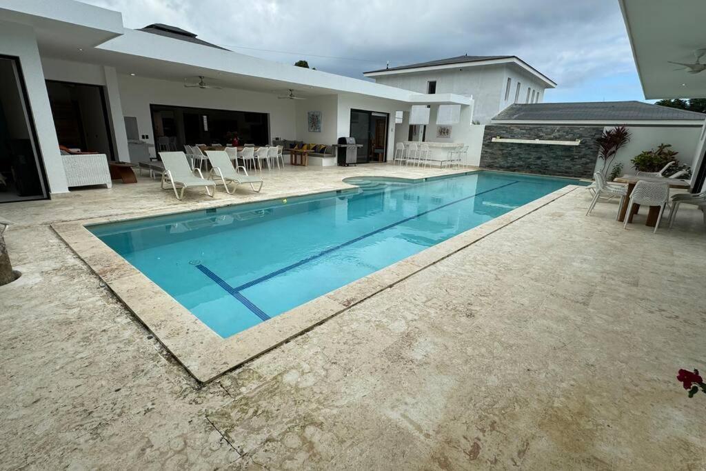 una piscina frente a una casa en Exquisite Private Villa, en Las Terrenas