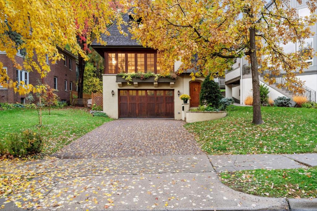 ein Haus mit Auffahrt und Garage in der Unterkunft Design House at Linden Hills in Minneapolis