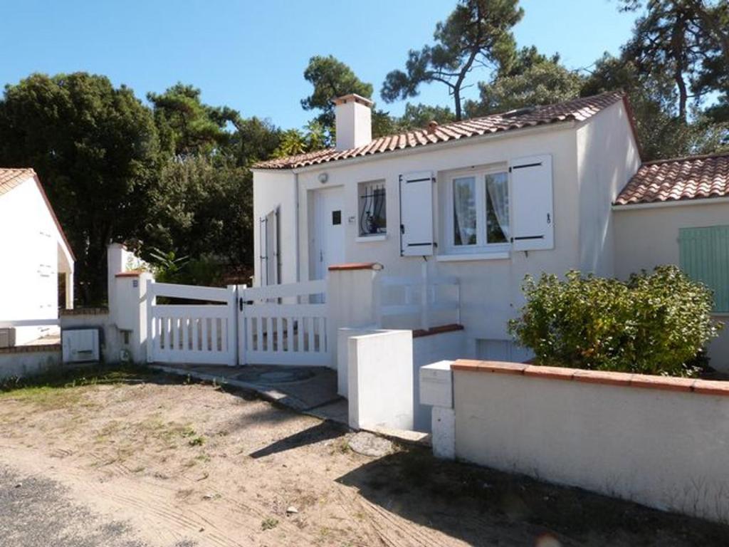 ein weißes Haus mit einem Zaun davor in der Unterkunft Maison La Tranche-sur-Mer, 3 pièces, 5 personnes - FR-1-194-12 in La Tranche-sur-Mer