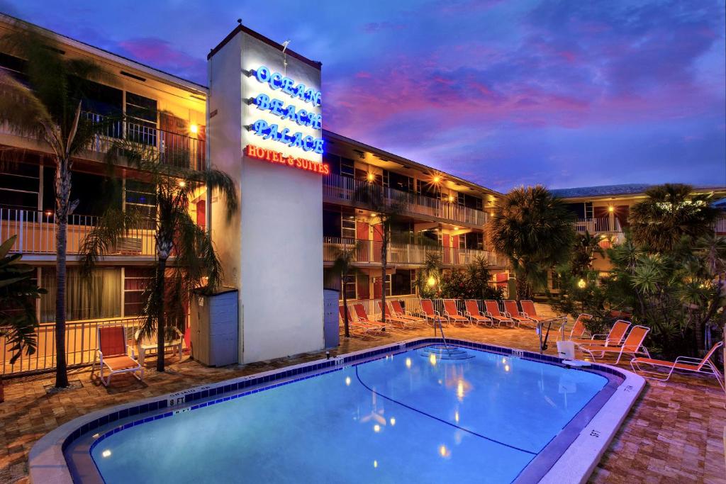 um hotel com piscina em frente a um edifício em Ocean Beach Palace em Fort Lauderdale
