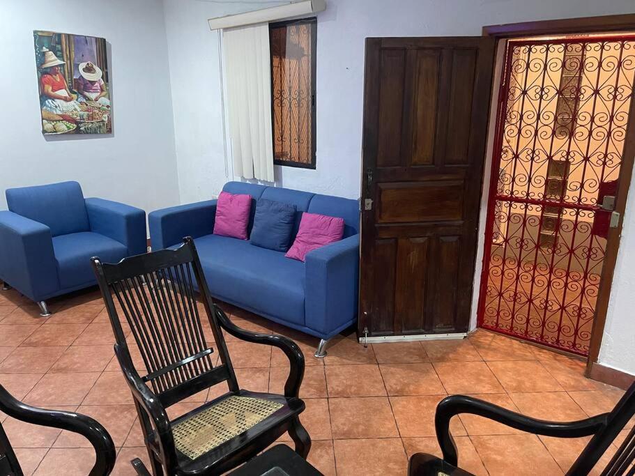 グラナダにあるApartamento Nilxonのリビングルーム(青いソファ、椅子付)