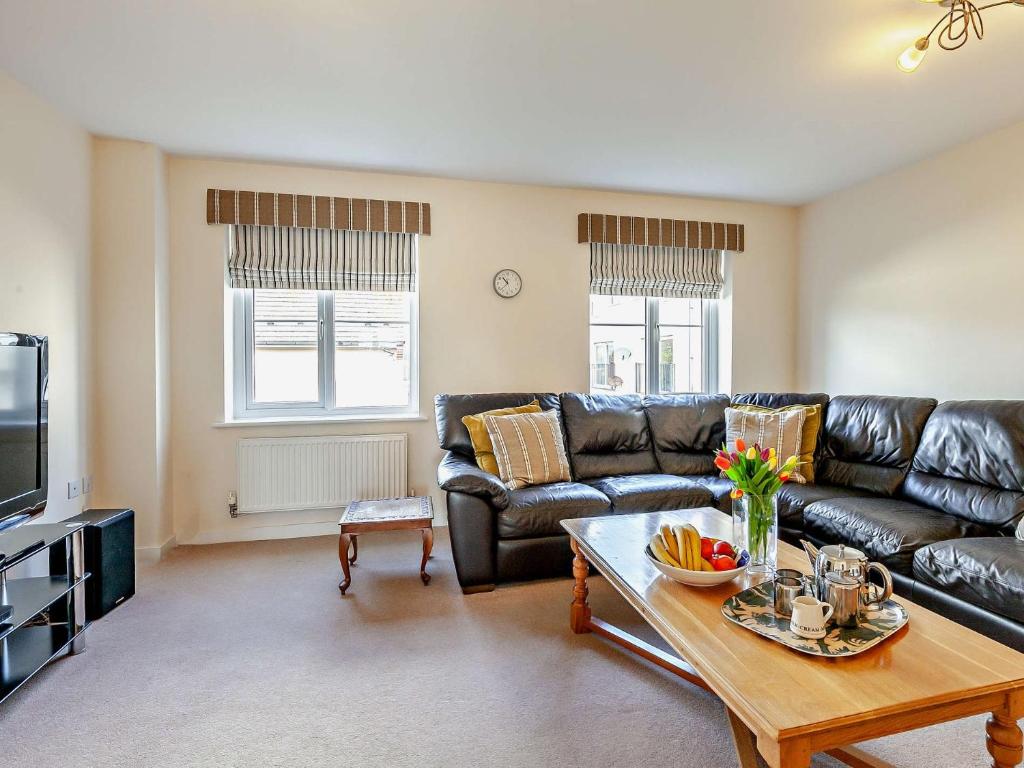 uma sala de estar com um sofá de couro e uma mesa de centro em 3 bed in Eastbourne EHC26 em Eastbourne