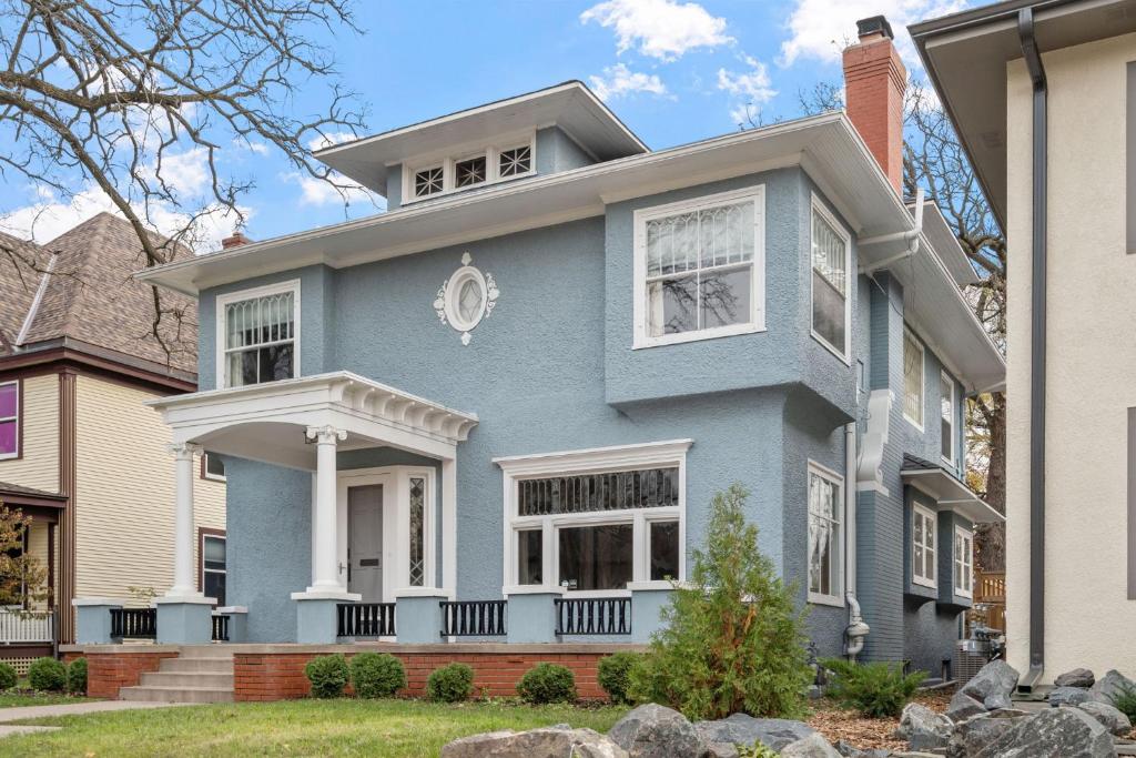 een blauw huis met witte rand bij Sapphire Estate in Minneapolis