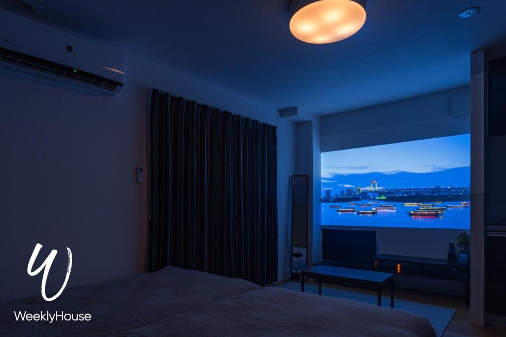 WeeklyHouse Silto Crete - Vacation STAY 61955v في أوتسو: غرفة نوم مع سرير وإطلالة على ميناء
