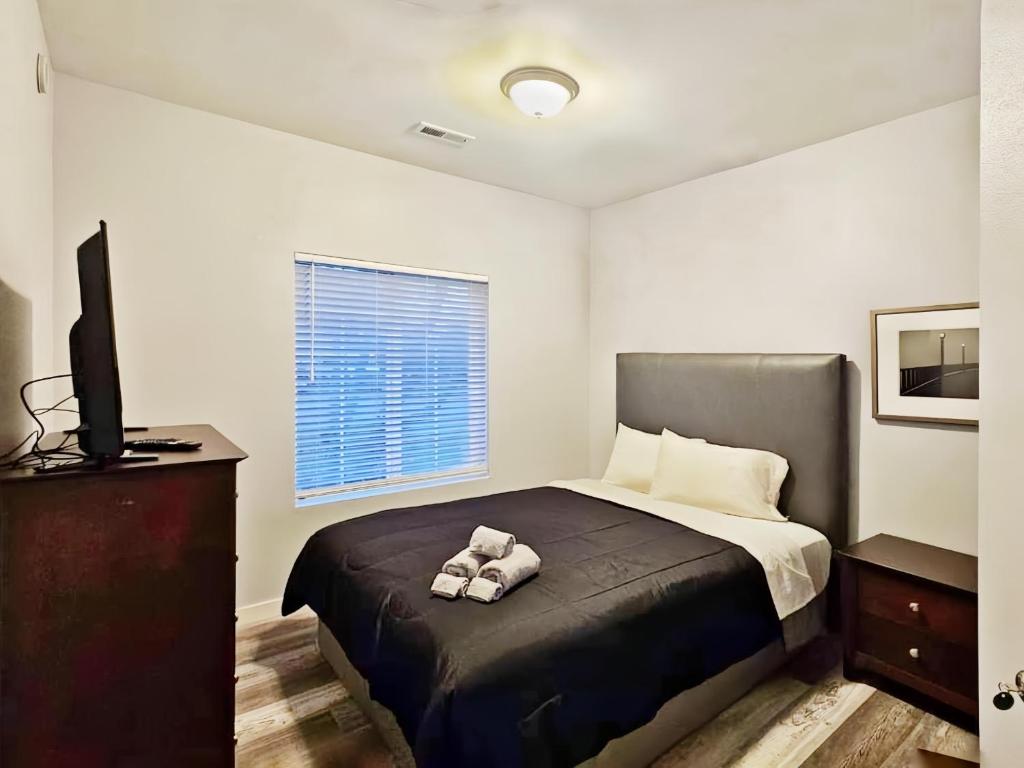 Een bed of bedden in een kamer bij An exceptional stay is just a click away, at Casa Spanaway!