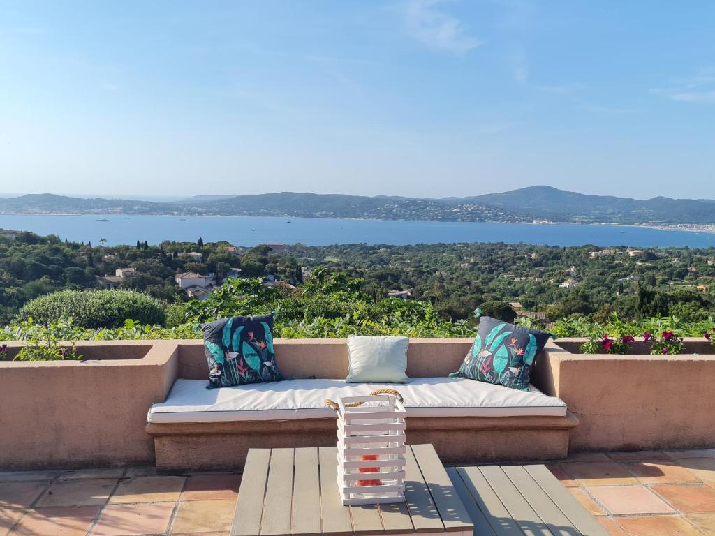 - un canapé sur une terrasse avec vue sur l'eau dans l'établissement Villa 6 pièces climatisée avec piscine privée à Grimaud - FR-1-780-10, à Grimaud
