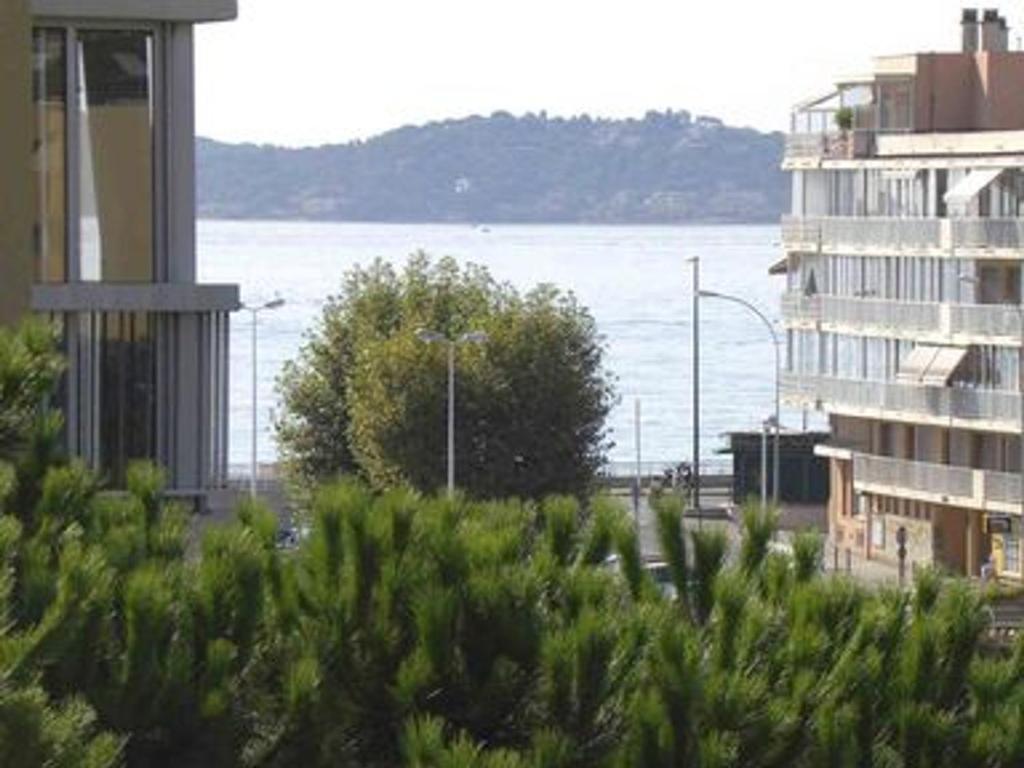 - une vue sur une étendue d'eau et un bâtiment dans l'établissement Appartement climatisé 2 pièces, près des plages et commerces, centre de Sainte-Maxime - FR-1-780-19, à Sainte-Maxime