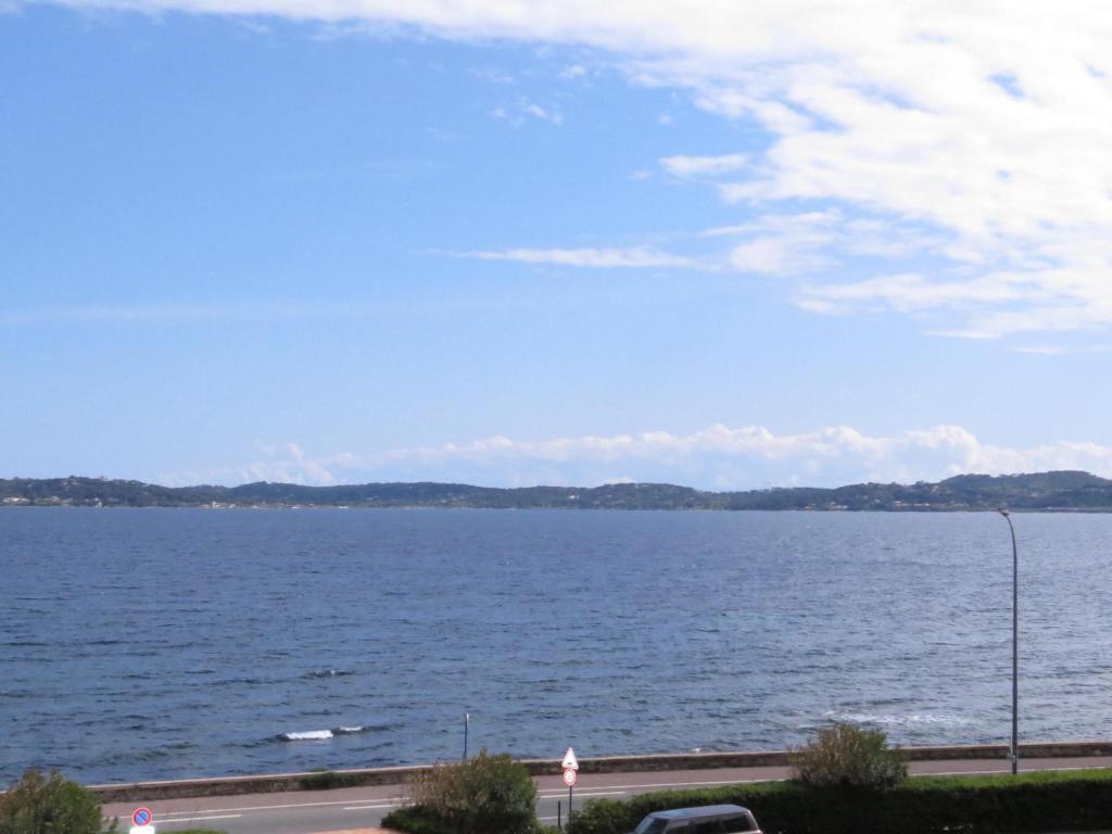 une vue sur une grande étendue d'eau dans l'établissement Appartement 2 pièces climatisé, parking privé, centre Sainte-Maxime, animaux acceptés - FR-1-780-26, à Sainte-Maxime