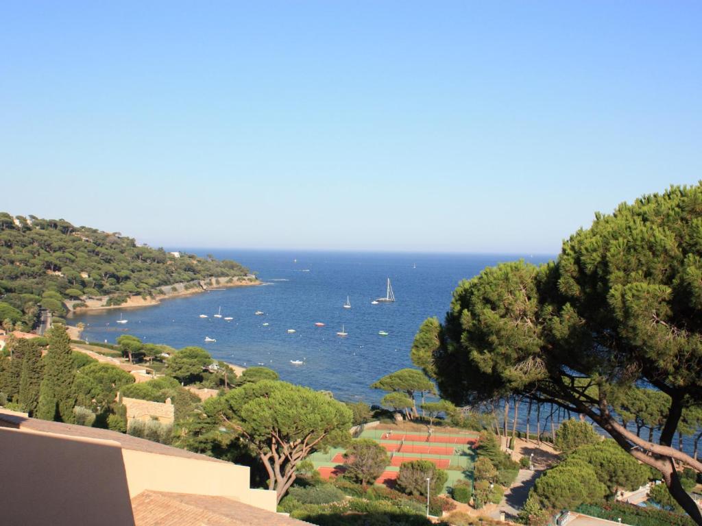 - une vue sur une baie avec des bateaux dans l'eau dans l'établissement Appartement 4 pièces avec piscine et garage à Sainte-Maxime - FR-1-780-44, à Sainte-Maxime