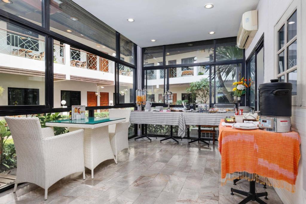 A courtyard-facing breakfast room with buffet tables and air conditioning.