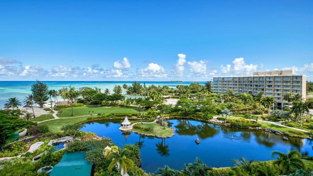 uma vista aérea do resort e do oceano em Hyatt Regency Saipan em Garapan