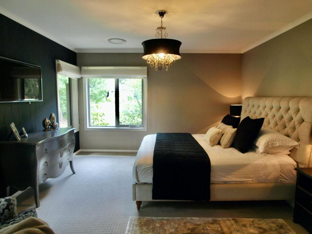 Collins Retreat - 4 Bedroom home with Pool tesisinde bir odada yatak veya yataklar