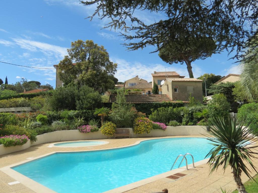ein Schwimmbad in einem Hof mit einem Haus im Hintergrund in der Unterkunft Appartement Sainte-Maxime, 2 pièces, 4 personnes - FR-1-780-63 in Sainte-Maxime
