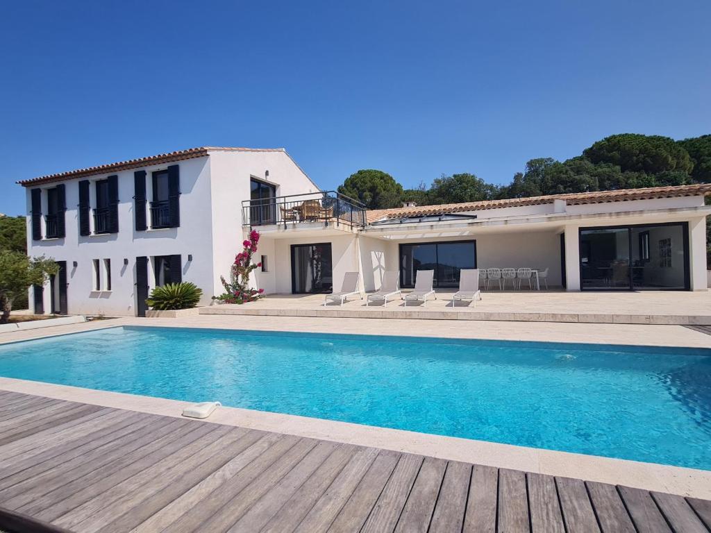 une villa avec piscine devant une maison dans l'établissement Villa climatisée 6 pièces avec piscine privée, 5 chambres, Domaine de La Nartelle - FR-1-780-67, à Sainte-Maxime