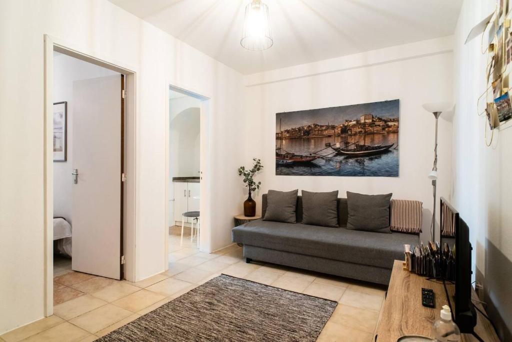ein Wohnzimmer mit einem Sofa und einem Gemälde an der Wand in der Unterkunft One bedroom apartement with wifi at Porto 3 km away from the beach in Porto
