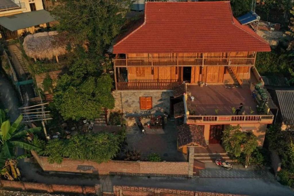 een uitzicht op een huis met een rood dak bij Kha Bản Homestay in Cao Bằng