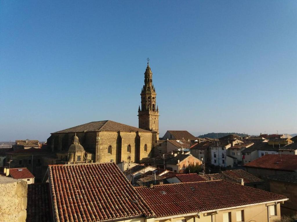 een kerk met een klokkentoren in een stad bij 3 bedrooms appartement with terrace and wifi at Briones in Briones