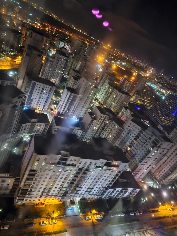 Blick auf die Stadt in der Nacht in der Unterkunft Comfortable luxury apartment in Istanbul