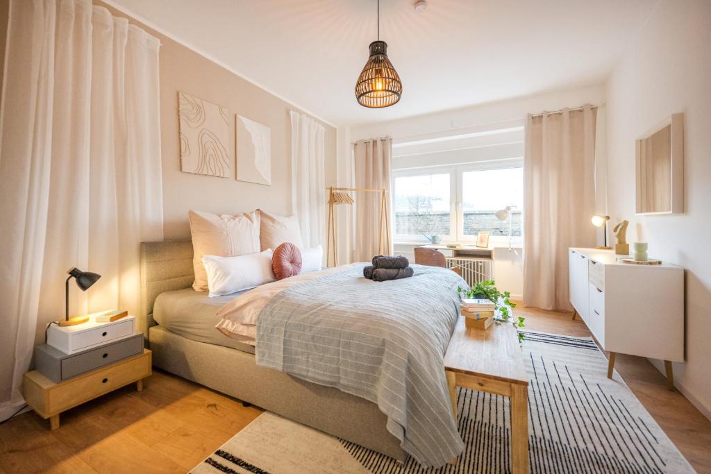 Un dormitorio con una cama con un osito de peluche. en NEU: 100m² - ideal für Familien/Geschäftsr. - HBF en Koblenz