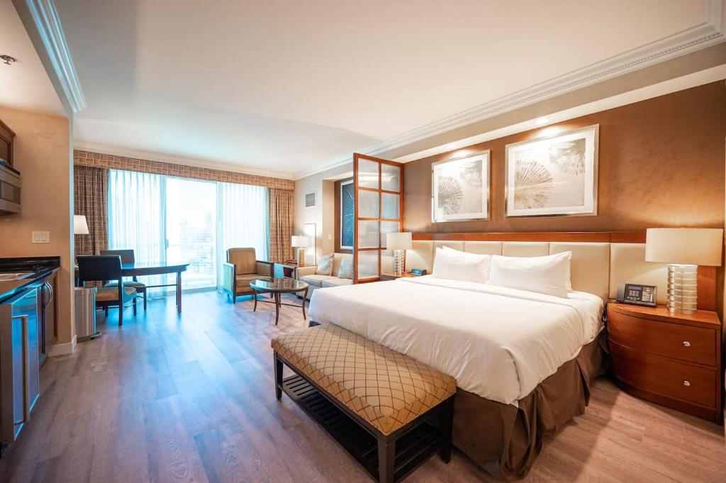 Habitación de hotel con cama grande y escritorio. en No Resort Fee StripView Balcony+ Free Valet+ Pool, en Las Vegas