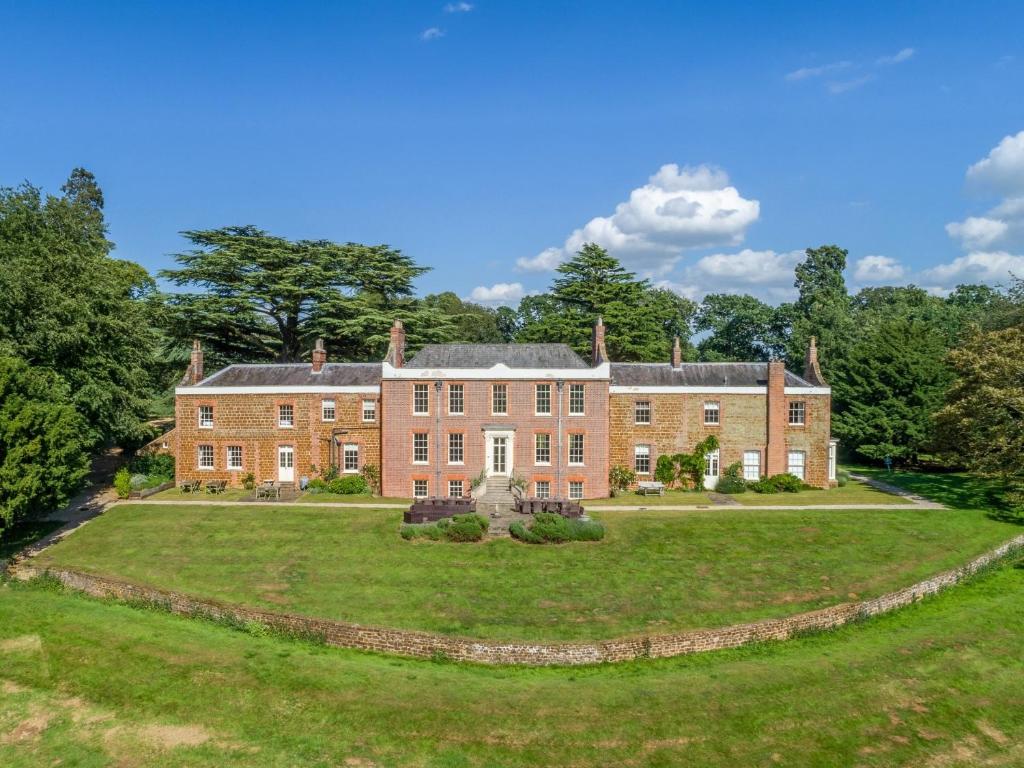 an image of a large brick house with a large yard at 9 Bed in Ingoldisthorpe KT095 in Ingoldisthorpe