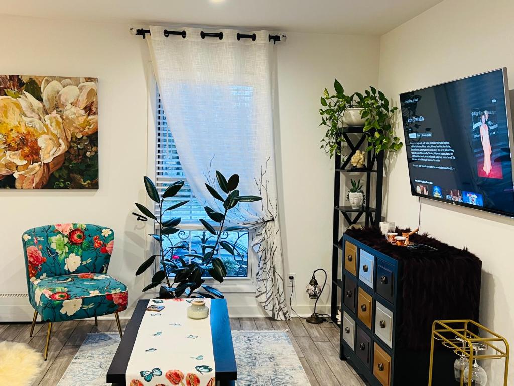 uma sala de estar com uma mesa e uma janela em Eleni’s Charming Studio em North Beach