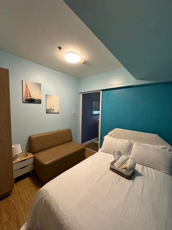 een hotelkamer met een bed en een bank bij Azure Urban Resort Staycation Miami Tower near NAIA with wifi and Netflix - Js Haven in Manilla