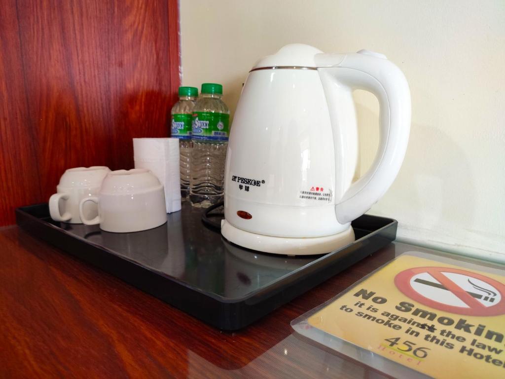 Příslušenství pro přípravu čaje a kávy v ubytování 456 Hotel