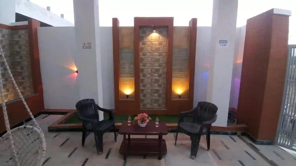 pokój z krzesłami, stołem i stołem oraz budynek w obiekcie Private stay - close to the Airport secure parking w mieście Surūrnagar