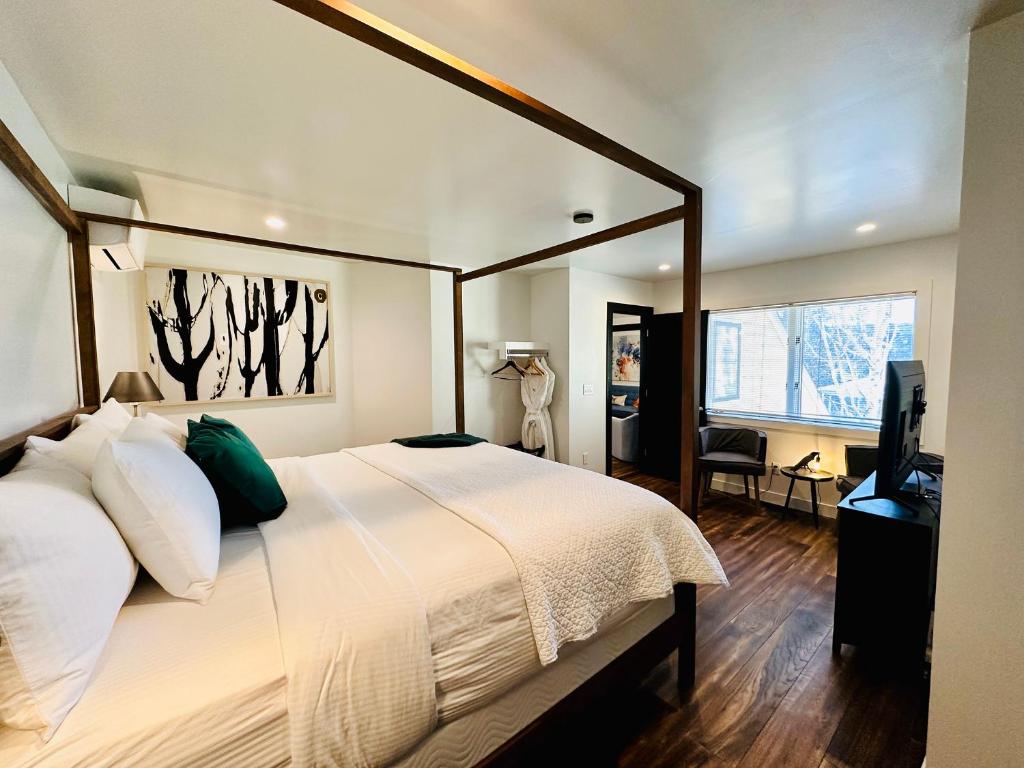 Postel nebo postele na pokoji v ubytování Bespoke Inn Flagstaff