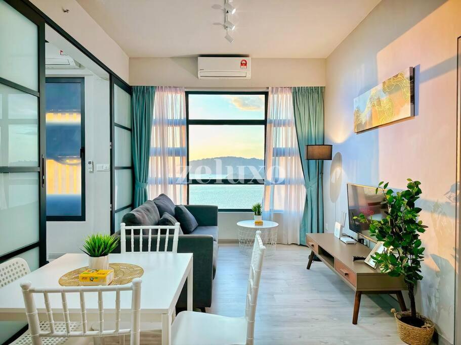 sala de estar con sofá y mesa en #10 Jesselton Quay City Pads Seaview by Zeluxo en Kota Kinabalu