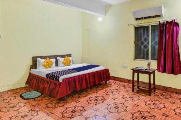 a bedroom with a bed and a window at OYO Hotel Dream Connect in Gwalior