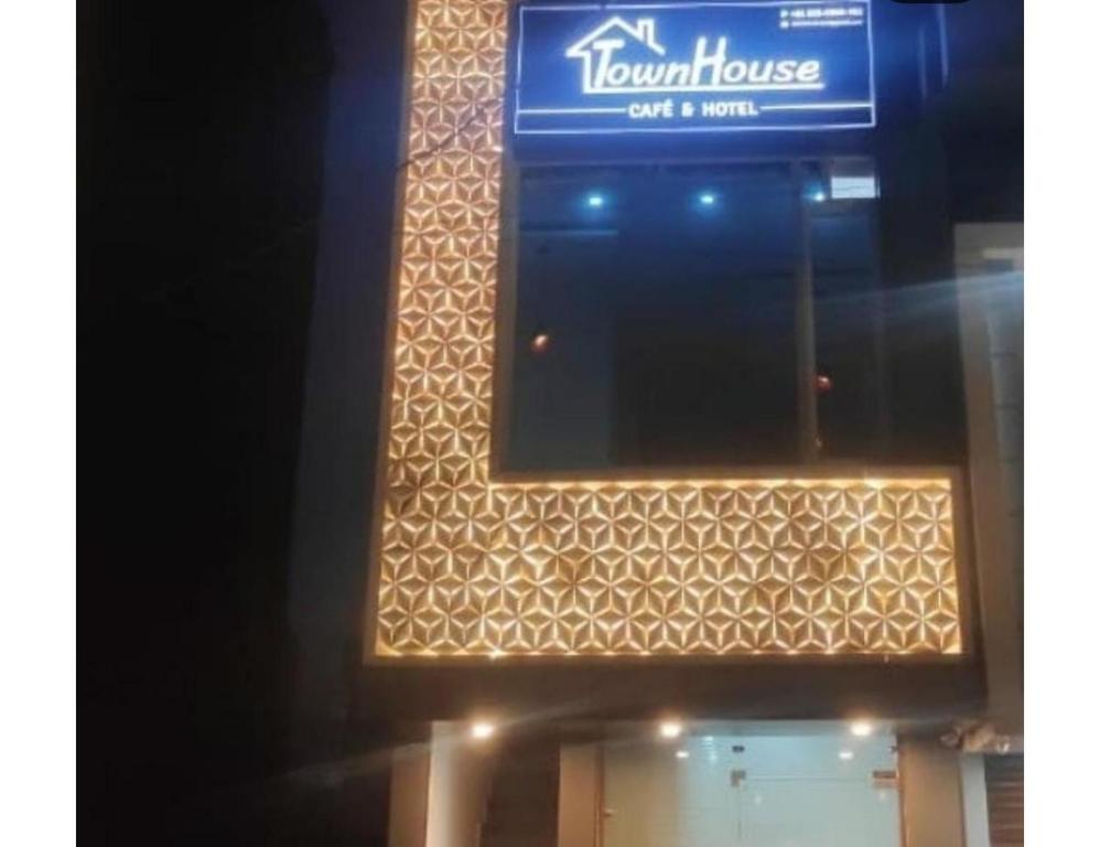 um sinal na lateral de um edifício em Town house cafe and hotel, Kurukshetra em Kurukshetra