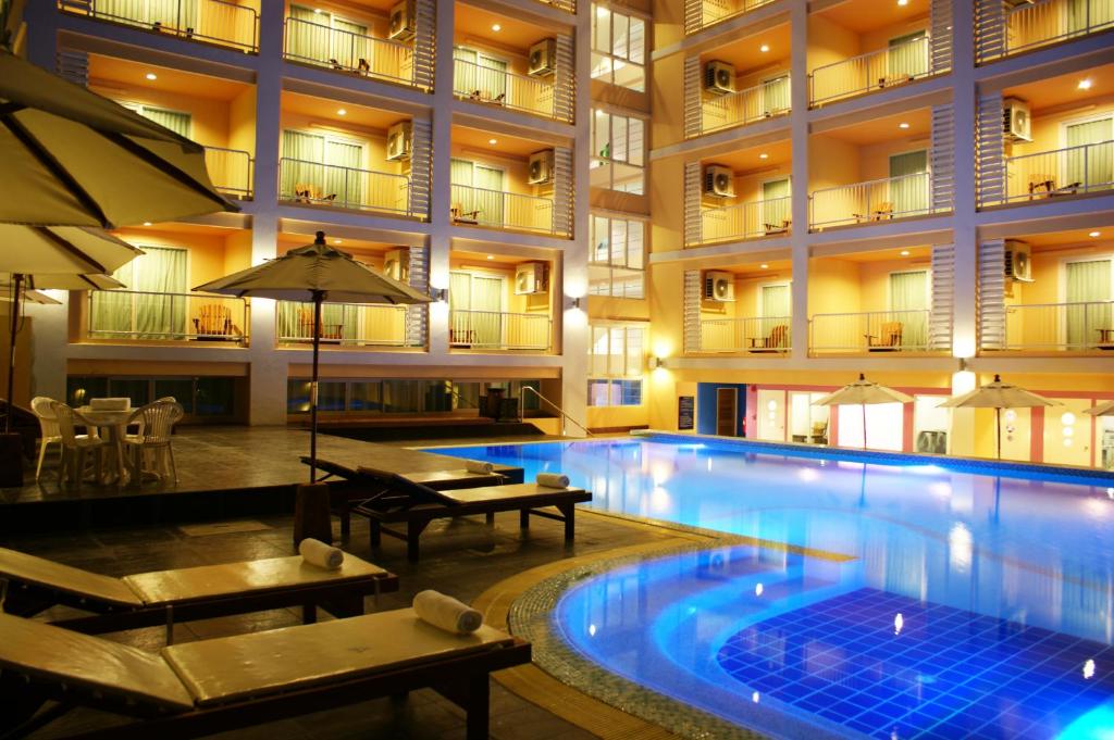 a swimming pool in the middle of a building at Best Bella Pattaya in North Pattaya