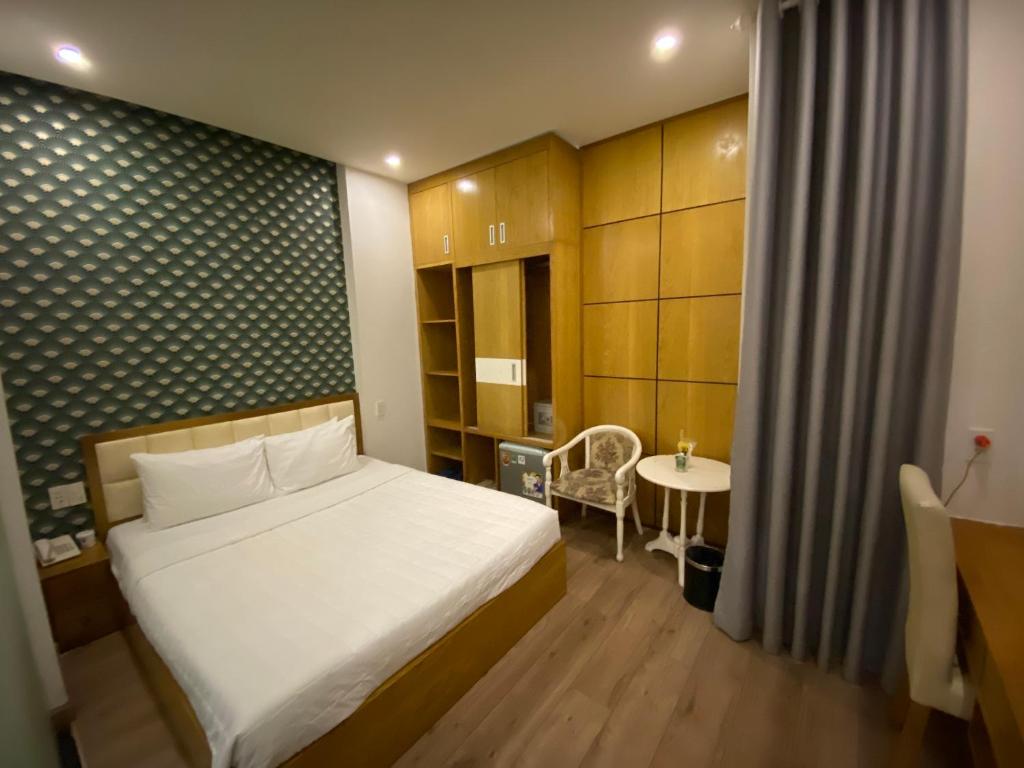 pokój hotelowy z łóżkiem i stołem w obiekcie A25 Hotel - 75 Lê Thị Hồng Gấm w Ho Chi Minh