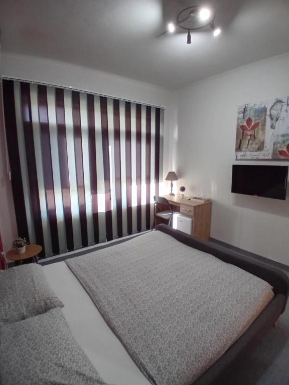 Pansion San - Standard Double Room With Shared Bathroom