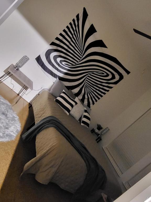 una habitación con sofá y una pintura en la pared en Luxury one bedroom apartment home, en Greensboro