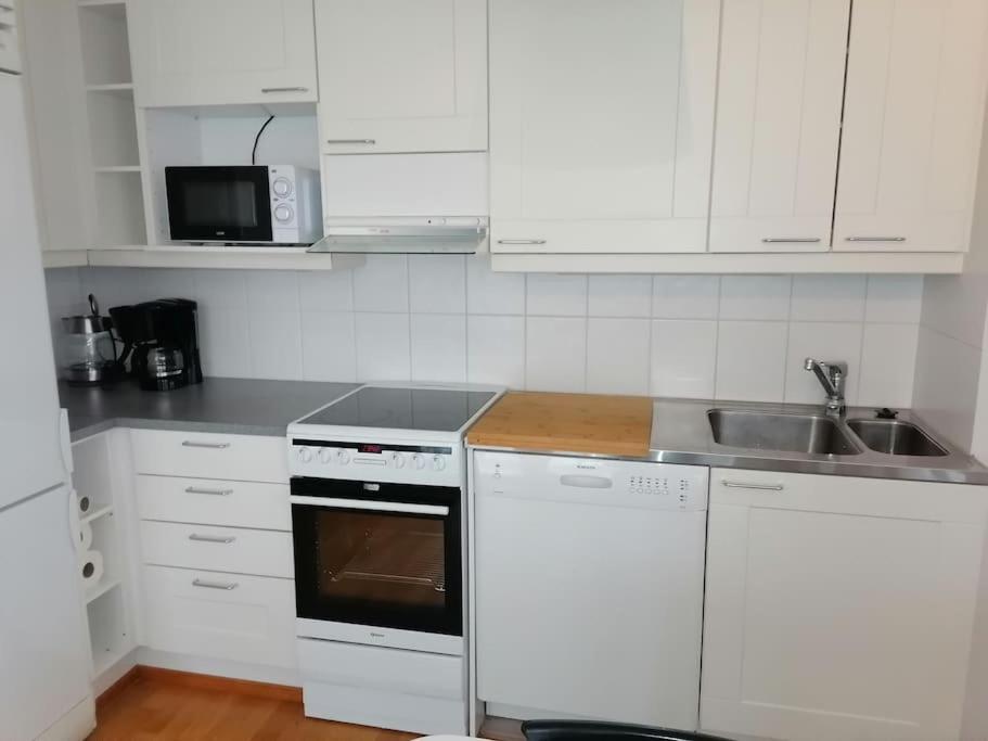 Kuchyň nebo kuchyňský kout v ubytování two-room apartment midle in Kotka with sauna