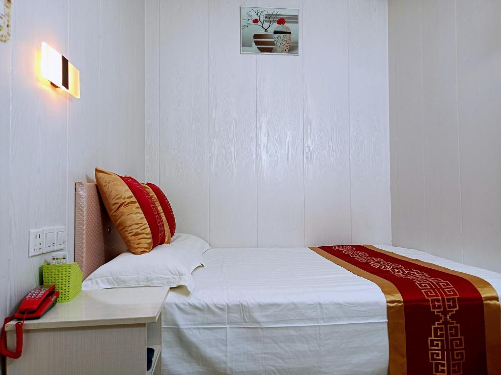 Postel nebo postele na pokoji v ubytování Qufu Garden Hotel