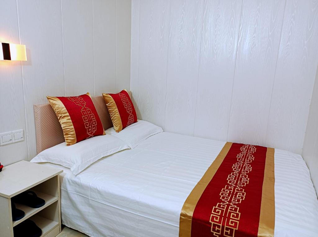 Postel nebo postele na pokoji v ubytování Qufu Garden Hotel