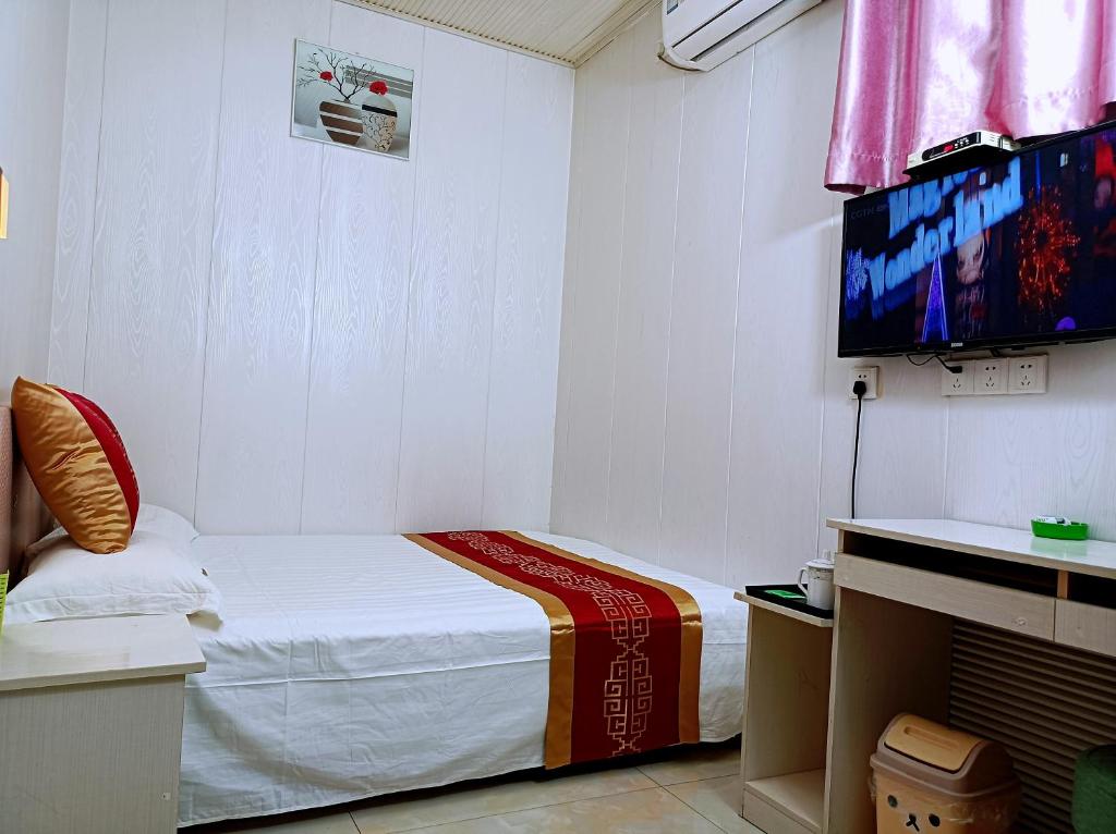 Postel nebo postele na pokoji v ubytování Qufu Garden Hotel