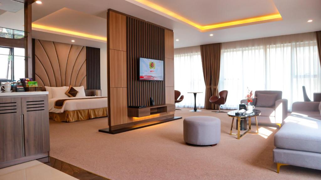 TV/trung tâm giải trí tại YEN BIEN LUXURY HOTEL